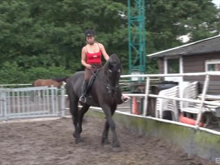 Cute young people de Hollande sont seins nus et prêts à monter leurs chevaux