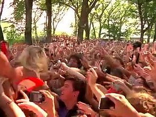 lady dippy gelikt en betast terwijl crowdsurfen