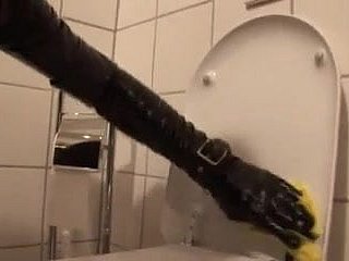 Немецкий Хозяйка Silvia обучает ее Сисси горничной