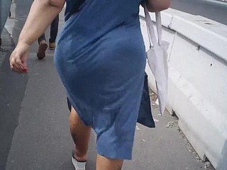 ตรงไปตรงมาตูดภาษาอาหรับสีฟ้าในถนน