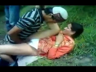 Desi mẹ fucked bởi 3 chàng trai trong rừng