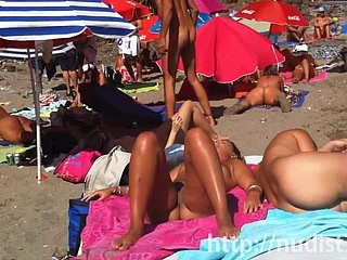 Morose nudist dames near klederdracht forefront de natuur op het margin