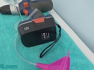 Peehole لعب مع Drilldo والمثانة مليئة نائب الرئيس