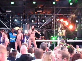 nu sur les filles de GOGO scène de concert rave-techno 2