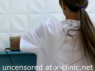 الامتحانات الفتيات الصغيرات في عيادة gyno