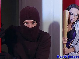 Huisvrouw assfucked going in een Midnight Burgl
