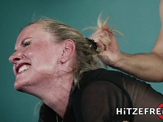 Hitzefreiブロンドドイツの熟女ファックAヨ