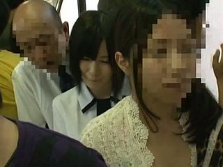 Kinky Aktion und Upskirt Schüsse prevalent der japanischen öffentlichen Trainer