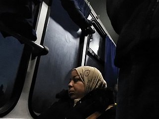 Frau kann nicht aufhören zu suchen Ausbuchtung