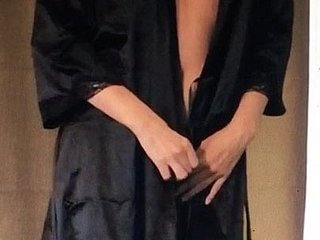 khiêu vũ khỏa thân trong chiếc áo choàng đen