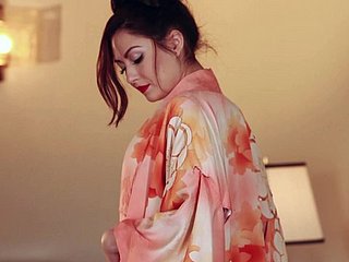 สวยแคสซี่ไลน์สัมผัสหัวนมและสะโพกของเธอ
