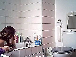 kakak saya peeing dan mandi